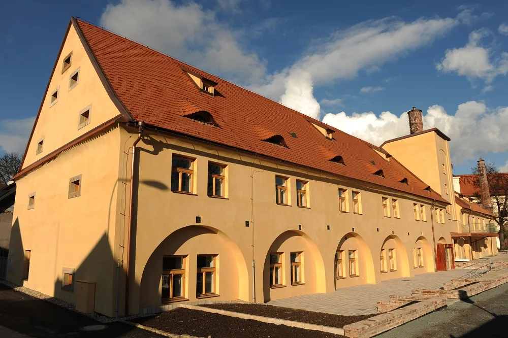 Pálená střecha historické budovy