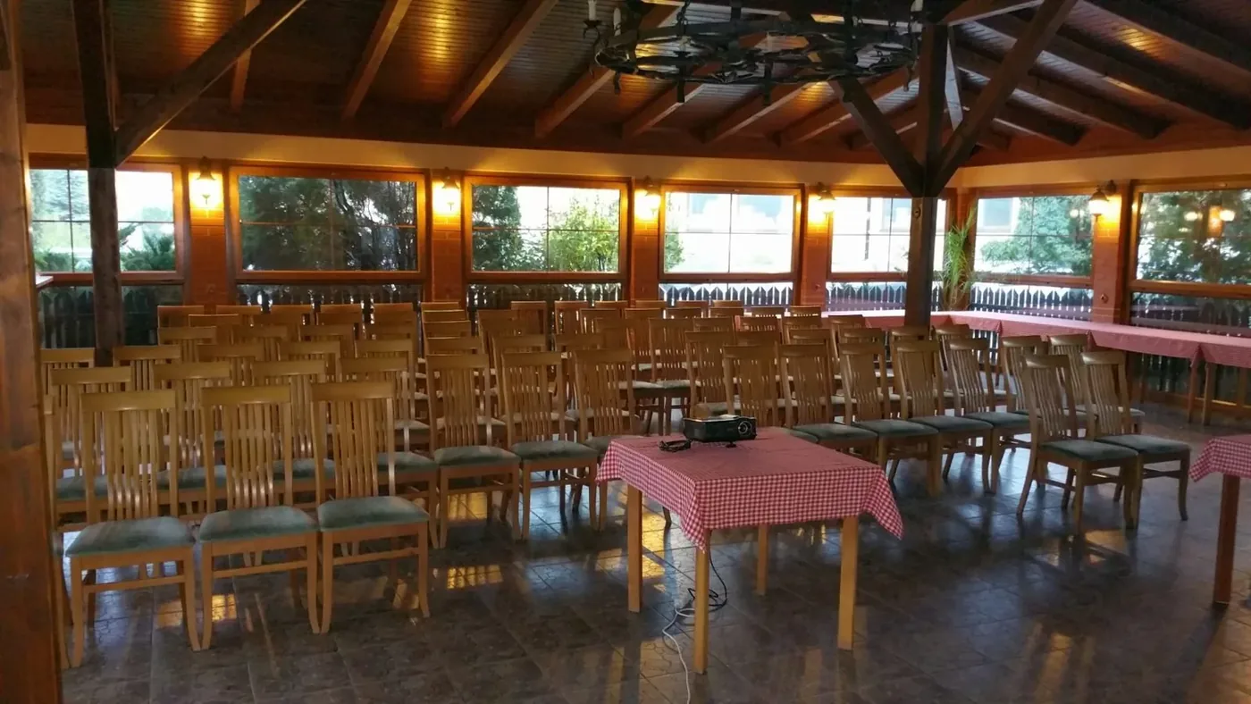 Prostřené stoly v sále restaurace