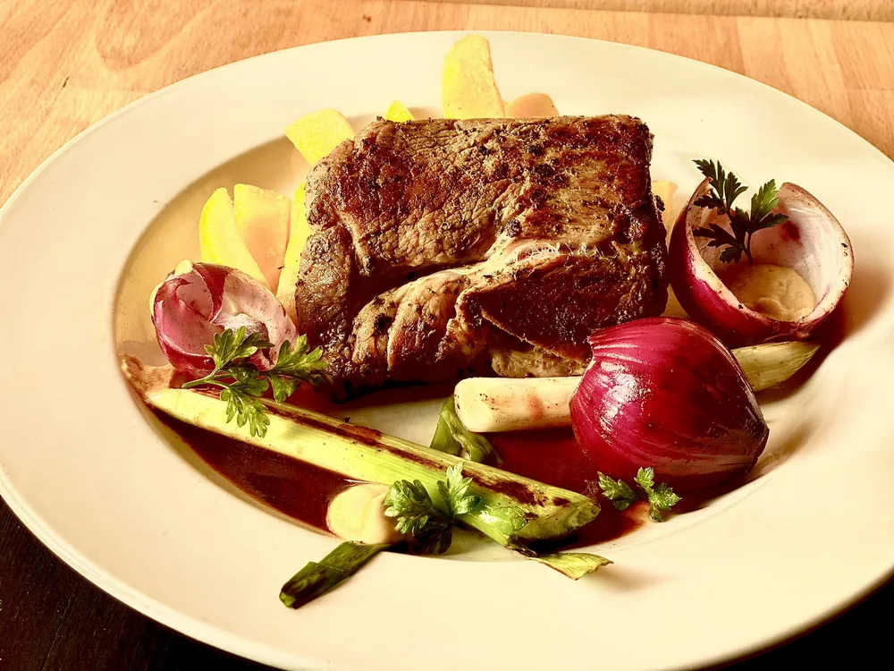 Steak s pečenou cibulí