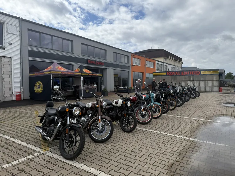 Předváděcí motorky před GARAGE
